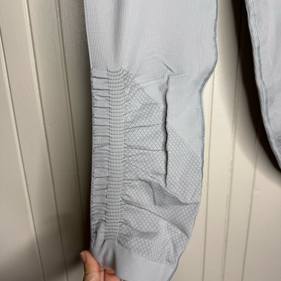 Lululemon Awakening Crop leggings Taryn Toomey 17". Sz 4. Gray. Ruched leg. - Picture 5 of 15